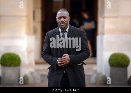 Schauspieler Idris Elba spricht vor der Konferenz "Defeating Ebola in Sierra Leone" im Lancaster House in London mit den Medien. Stockfoto