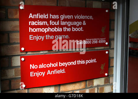 Fußball - UEFA Champions League - Gruppe B - Liverpool / Ludogorets Razgrad - Anfield. Schilder mit den Aufschrift „Anfield hat Gewalt, Rassismus, Foul Language und Homophobie zum Vormarsch gebracht“ und „No Alcohol Beyond this Point“ Stockfoto