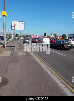 Die Radarkamera auf der Newport Road, Cardiff, die vermutlich die produktivste in Großbritannien ist, nachdem sie in nur sechs Monaten mehr als 13,000 Autofahrer erfasst und mehr als 800,000 Bußgelder generiert hat. Stockfoto