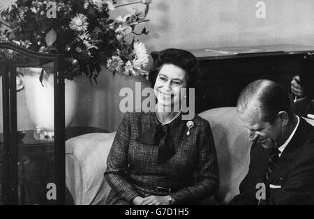 Königin Elizabeth II. Und der Herzog von Edinburgh im Salon von Balmoral während ihrer Sommerpause. Stockfoto