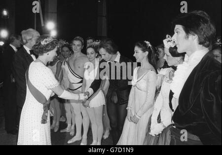 Die Königin trifft Rudolf Nureyev und Dame Margot Fonteyn im Royal Opera House in Covent Garden, wo Mitglieder der königlichen Familie an einer Gala zum Silbernen Jubiläum der Oper und des Balletts teilnahmen. Stockfoto