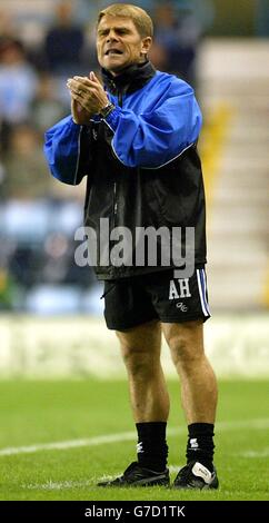 Andy Hessenthaler - Gillingham Manager während der Coca Cola Championship Spiel bei Highfield Road Stadium, Coventry. DIESES BILD KANN NUR IM RAHMEN EINER REDAKTIONELLEN FUNKTION VERWENDET WERDEN. KEINE WEBSITE/INTERNET VERWENDEN, WENN DIE WEBSITE MIT FOOTBALL ASSOCIATION PREMIER LEAGUE REGISTRIERT IST. Stockfoto