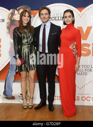 Suki Waterhouse, Sam Claflin und Lily Collins bei der Weltpremiere von Love, Rosie, im Odeon West End am Leicester Square, London. Stockfoto