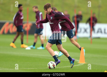 Fußball - UEFA Euro 2016 - Qualifikation - Gruppe E - England gegen San Marino - England Trainingssitzung und Pressekonferenz - St. Ge.... Der englische Adam Lallana während einer Trainingseinheit im St. George's Park, Burton upon Trent. Stockfoto