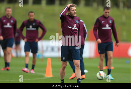 Fußball - UEFA Euro 2016 - Qualifikation - Gruppe E - England gegen San Marino - England Trainingssitzung und Pressekonferenz - St. Ge.... Der englische Adam Lallana während einer Trainingseinheit im St. George's Park, Burton upon Trent. Stockfoto