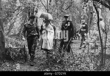 Queen Elizabeth II wird während eines Besuchs der 6. Gurkha-Gewehre von Queen Elizabeth II. In der Church Crookham in Hampshire um einen simulierten Dschungel gezeigt. Stockfoto