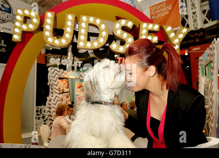 Der britische Gewinner „Got Talent“ Pudsey the Dog und seine Besitzerin Ashleigh Butler begrüßen die Besucher der Brand Licensing Europe 2014 in Olympia, West London, Europas größter Lizenzausstellung. Stockfoto