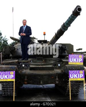 Der UKIP-Führer Nigel Farage unterstützt John Bickley (nicht im Bild), den Kandidaten seiner Partei für die anstehenden Nachwahlen in Heywood und Middleton, während er sich auf dem Wahlkampfweg im Heywood Tank Museum aufhielt. Stockfoto