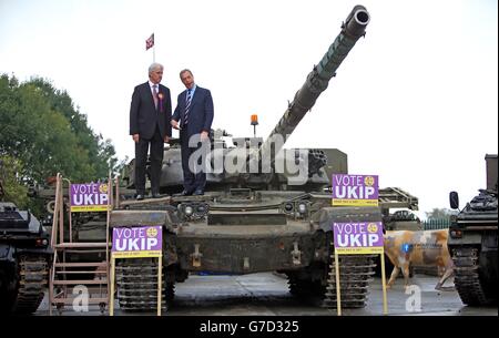 Der UKIP-Führer Nigel Farage und John Bickley, der Kandidat seiner Partei für die bevorstehende Nachwahl in Heywood und Middleton, befinden sich auf dem Wahlkampfweg im Heywood Tank Museum. Stockfoto