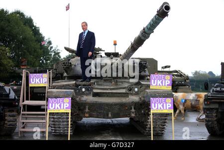 Der UKIP-Führer Nigel Farage unterstützt John Bickley (nicht im Bild), den Kandidaten seiner Partei für die anstehenden Nachwahlen in Heywood und Middleton, während er sich auf dem Wahlkampfweg im Heywood Tank Museum aufhielt. Stockfoto