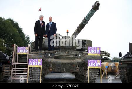 Der UKIP-Führer Nigel Farage und John Bickley, der Kandidat seiner Partei für die bevorstehende Nachwahl in Heywood und Middleton, befinden sich auf dem Wahlkampfweg im Heywood Tank Museum. Stockfoto