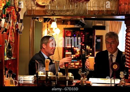 UKIP-Führer Nigel Farage genießt ein Pint, während er vor der Nachwahl von Middleton und Heywood am Donnerstag mit Kandidat John Bickley im Gardeners Arms Pub in Heywood kämpft. Stockfoto