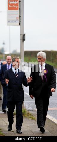 UKIP-Führer Nigel Farage während des Wahlkampfs vor der Nachwahl in Middleton und Heywood am Donnerstag mit dem Kandidaten John Bickley in Heywood. Stockfoto