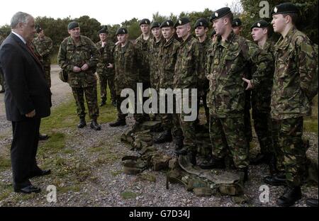 RT Hon. Adam Ingram MP, Staatsminister für die Streitkräfte, trifft Soldaten der 1. Iren auf ihrem Militärstützpunkt in Fort George, nachdem sie eine Demonstration angesehen haben. Stockfoto