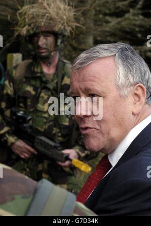 RT Hon. Adam Ingram MP, Staatsminister für die Streitkräfte, trifft Soldaten der 1. Iren auf ihrem Militärstützpunkt in Fort George, nachdem sie eine Demonstration angesehen haben. Stockfoto