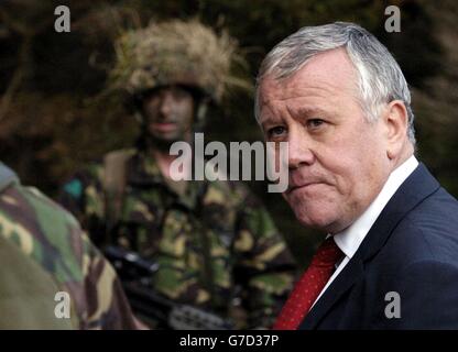 RT Hon Adam Ingram der MP Staatsminister für die Streitkräfte trifft Soldaten der 1. Iren auf ihrem Militärstützpunkt in Fort George, nachdem er eine Demonstration angesehen hat. Stockfoto