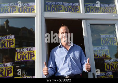 Der neu gewählte UKIP-Abgeordnete für Clacton-on-Sea in Essex Douglas Carswell feiert nach seinem Sieg bei der Nachwahl gestern Abend, die nach seinem Ausscheidungstag aus der Konservativen Partei gezwungen wurde. Stockfoto