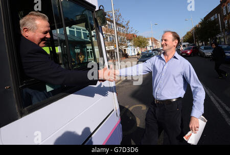 Der neu gewählte UKIP-Abgeordnete für Clacton-on-Sea in Essex Douglas Carswell feiert nach seinem Sieg bei der Nachwahl gestern Abend, die nach seinem Ausscheidungstag aus der Konservativen Partei gezwungen wurde. Stockfoto