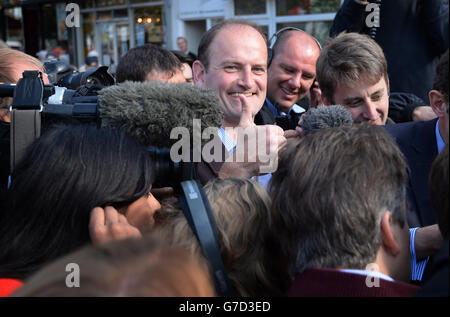 Der neu gewählte UKIP-Abgeordnete für Clacton-on-Sea in Essex Douglas Carswell feiert nach seinem Sieg bei der Nachwahl gestern Abend, die nach seinem Ausscheidungstag aus der Konservativen Partei gezwungen wurde. Stockfoto