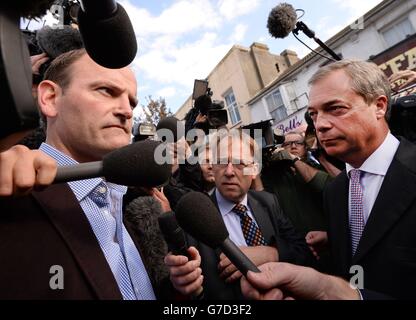 Der neu gewählte UKIP-Abgeordnete Douglas Carswell und der Parteivorsitzende der UKIP, Nigel Farage, treffen die Medien in Clacton nach ihrem Nachwahlsieg gestern Abend. Stockfoto