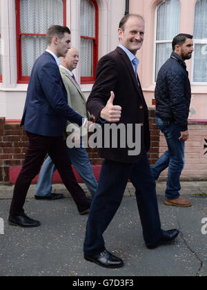 Der neu gewählte UKIP-Abgeordnete für Clacton-on-Sea in Essex Douglas Carswell (zweiter rechts) feiert nach dem Sieg bei der Nachwahl gestern Abend, die nach seinem Ausscheidungstag aus der Konservativen Partei gezwungen wurde. Stockfoto