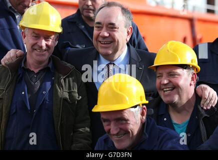 Schottlands erster Minister Alex Salmond mit Arbeitern und Management von Ferguson Marine Engineering Ltd (FMEL) in Port Glasgow begrüßt die Tatsache, dass die Zukunft der Werft gesichert und Arbeitsplätze gesichert wurden. Stockfoto