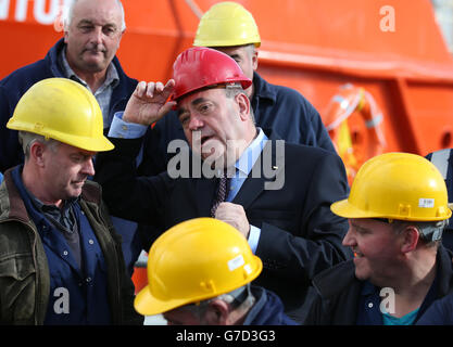 Schottlands erster Minister Alex Salmond mit Arbeitern und Management von Ferguson Marine Engineering Ltd (FMEL) in Port Glasgow begrüßt die Tatsache, dass die Zukunft der Werft gesichert und Arbeitsplätze gesichert wurden. Stockfoto