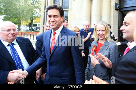 Der Gewerkschaftsführer Ed Miliband mit dem Abgeordneten für Heywood und Middleton, Liz McInnes (rechts), trifft Menschen auf den Stufen der Heywood-Bibliothek, Heywood. Stockfoto