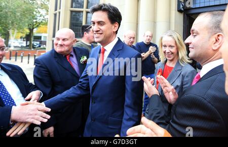 Der Gewerkschaftsführer Ed Miliband mit dem Abgeordneten für Heywood und Middleton, Liz McInnes (rechts), trifft Menschen auf den Stufen der Heywood-Bibliothek, Heywood. Stockfoto