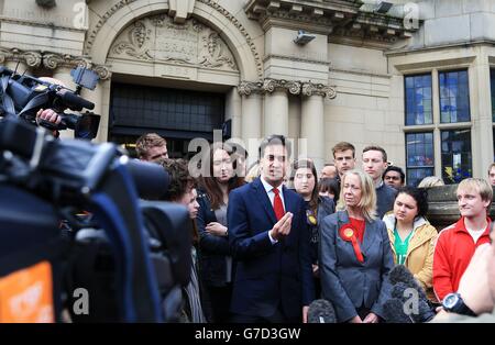 Der Gewerkschaftsführer Ed Miliband mit dem Abgeordneten für Heywood und Middleton, Liz McInnes (rechts), spricht auf den Stufen der Heywood-Bibliothek, Heywood, mit der Presse. Stockfoto