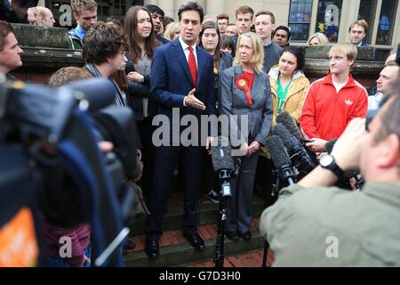 Der Gewerkschaftsführer Ed Miliband mit dem Abgeordneten für Heywood und Middleton, Liz McInnes (rechts), spricht auf den Stufen der Heywood-Bibliothek, Heywood, mit der Presse. Stockfoto