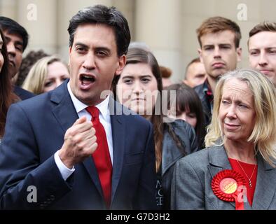 Der Gewerkschaftsführer Ed Miliband mit dem Abgeordneten für Heywood und Middleton, Liz McInnes (rechts), spricht auf den Stufen der Heywood-Bibliothek, Heywood, mit der Presse. Stockfoto