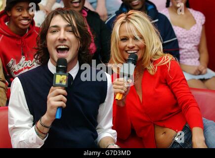 Die ehemalige Baywatch Babe und Playboy-Spielgefährtin Pamela Anderson mit Moderator Alex Zane während ihres Gastauftritts auf der TRL - Total Request Live - Show von MTV in ihren neuen Studios am Leicester Square im Zentrum von London. Pamela ist in London, um für ihr Buch „Star: A Novel“ zu werben. Stockfoto