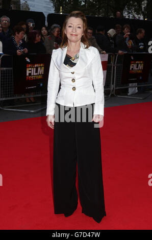 Lesley Manville bei der Gala des Londoner Filmfestivals BFI von Mr. Turner im Odeon West End am Leicester Square, London. Stockfoto