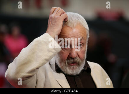 Regisseur des Films Mike Leigh bei der BFI London Filmfestival Gala von Mr. Turner im Odeon West End in Leicester Square, London. Stockfoto