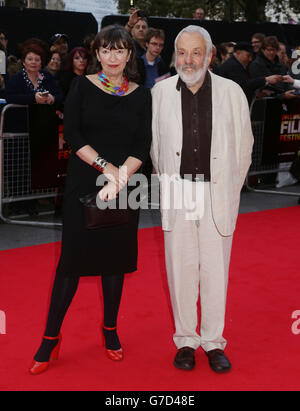 Regisseur des Films Mike Leigh und Marion Bailey bei der BFI London Filmfestival Gala von Mr. Turner im Odeon West End in Leicester Square, London. Stockfoto