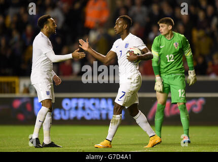 Der englische Said Berahino (rechts) feiert das zweite Tor seiner Mannschaft am Strafpunkt mit seinem Teamkollegen Nathan Redmond während des UEFA-EM-Qualifikationsspiels unter 21 2015 in Molineux, Wolverhampton. Stockfoto