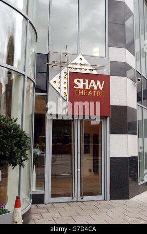 Das Shaw Theatre in der Euston Road, im Zentrum von London, wo das neue Musical des ehemaligen Radio 1 DJ Mike Read über Oscar Wilde nach nur einer Nacht geschlossen wurde, entstand heute. Die Show hat die zweifelhafte Auszeichnung erreicht, das am schnellsten schließende Londoner Musical der letzten Zeit zu werden. Es wurde am Dienstag eröffnet und wurde von den Kritikern, die es als „entsetzlich“, „bilge“ und „über zwei Stunden bleiernen Schlacks“ heraufbeschimpften, entrümpelt. Stockfoto