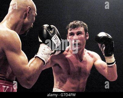 Joe Calzaghe (rechts) aus Wales nimmt Kabary Salem während ihres WBO-Titelbouls im Royal Highland Centre, Edinburgh, auf. Stockfoto