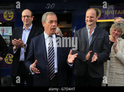 UKIP-Führer Nigel Farage (Mitte) und der neu gewählte Ukip-Abgeordnete Douglas Carswell (rechts) schließen sich dem Kandidaten ihrer Partei, Mark Reckless, in Rochester High Street, Kent, an, während sie sich ihm auf dem Wahlkampfweg für die bevorstehenden Nachwahlen von Rochester und Strood anschließen. Stockfoto