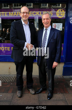 Der UKIP-Vorsitzende Nigel Farage schließt sich dem Kandidaten seiner Partei, Mark Reckless, in der Rochester High Street, Kent, an, um sich für die bevorstehenden Nachwahlen in Rochester und Strood zu kandidieren. Stockfoto