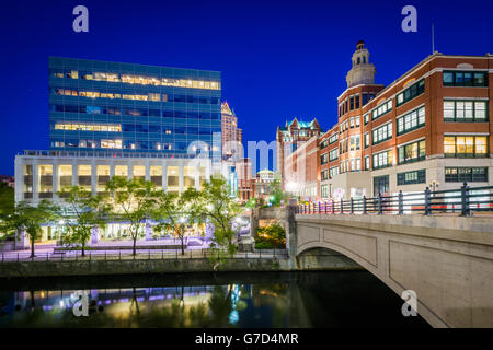 Brücke am Francis Street und Gebäuden entlang des Flusses der Vorsehung in der Nacht, in Providence, Rhode Island. Stockfoto
