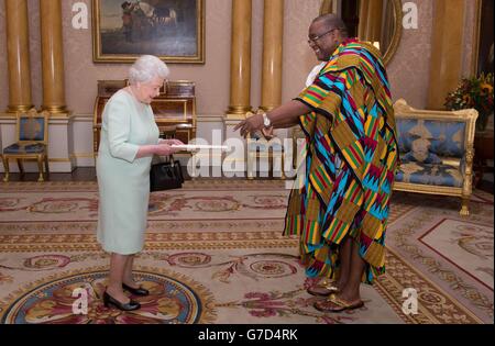 Königin Elizabeth II. Erhält seine Exzellenz Victor Emmanuel Smith, der sein Schreiben der Kommission als Hochkommissar für die Republik Ghana in London im Buckingham Palace im Zentrum von London überreichte. Stockfoto