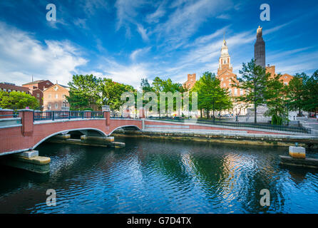 Historische Gebäude und Brücke am Flussufer in der Innenstadt von Providence, Rhode Island und Providence. Stockfoto