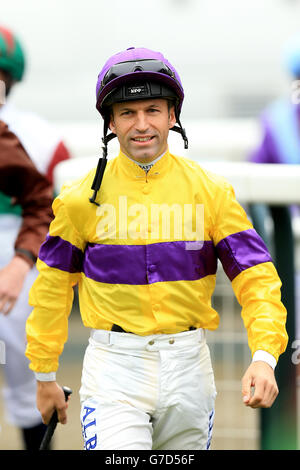 Jockey Pat Dobbs vor seiner Fahrt auf Quae Supra In der Fosse Way Nursery Stockfoto