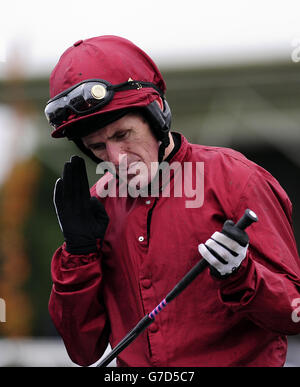 Champion-Jockey Tony McCoy zeigt sein Unbehagen, als er nach seinem 150. Saisonsieger im Read Racinguk Columnists Hurdle Race auf der Wetherby Racecourse, Wetherby, zum Gewinnergehege auf Goodwood Mirage zurückkehrt. Stockfoto