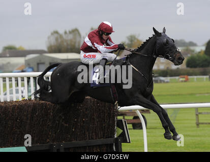 Foundation man von Jason Maguire auf dem Weg zum Sieg in der Bobby Renton Chase auf der Wetherby Racecourse, Wetherby. Stockfoto