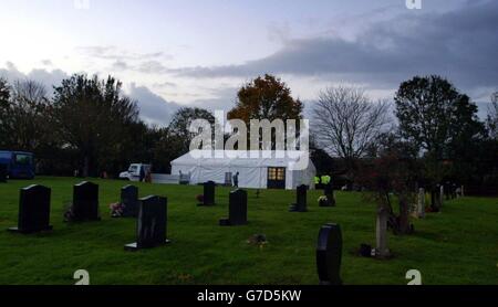 Ein Zelt bedeckt das Grab von Stephen Smith 44, dessen Leichnam vom Mayshill Cemetery in Nibley bei Yate, South Gloucestershire, exhumiert wird, als Teil einer polizeilichen Untersuchung seines unerklärlichen Todes. Als er starb, entschieden Pathologen, dass eine Untersuchung nicht notwendig sei, aber drei Wochen später "wurden bisher unbekannte Informationen empfangen" von der Wiltshire Police, die anschließend vom Leichenbeschauer des Bezirks angewiesen wurde, Herrn Smiths Leichnam zu exhumieren. Stockfoto