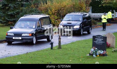 Ein Leichenwagen kommt auf dem Mayshill Cemetery in Nibley in der Nähe von Yate, South Gloucestershire, an, wo der Leichnam von Stephen Smith 44 im Rahmen einer polizeilichen Untersuchung seines unerklärlichen Todes exhumiert wird. Als er starb, entschieden Pathologen, dass eine Untersuchung nicht notwendig sei, aber drei Wochen später "wurden bisher unbekannte Informationen empfangen" von der Wiltshire Police, die anschließend vom Leichenbeschauer des Bezirks angewiesen wurde, Herrn Smiths Leichnam zu exhumieren. Stockfoto