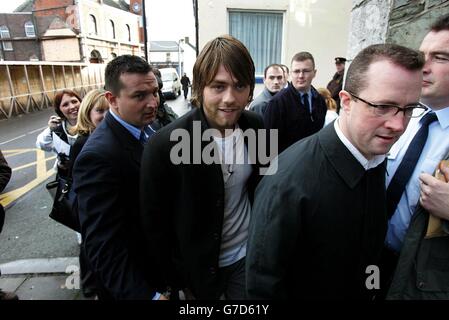 Das ehemalige Westlife-Mitglied Brian McFadden kommt am Balbriggan Court an, wo er wegen fahrlässiger Anschuldigungen auftrat. Stockfoto